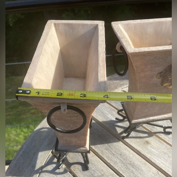 2 Cracked beige pedestal planters with gold gold monkey face - Picture 9 of 9